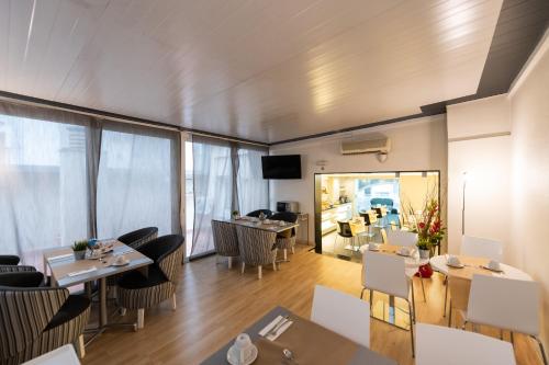 a restaurant with tables and chairs in a room at Atenea Rekord Suites Barcelona in Barcelona
