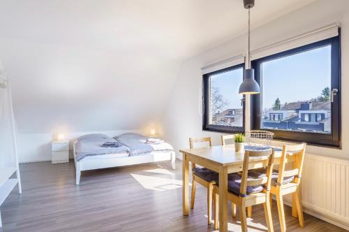 - une salle à manger avec une table, un lit et une fenêtre dans l'établissement SummerBreak 1 Scharbeutz, à Scharbeutz