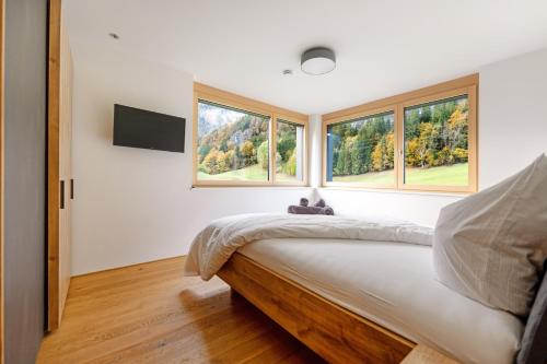Ferienwohnung "Urlaub am Arlberg"にあるテレビまたはエンターテインメントセンター