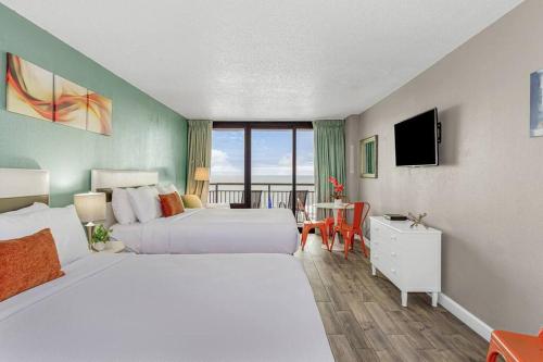 マートルビーチにあるStunning Oceanview Studio Full Kitchen Dogs OK! 828のベッド2台とバルコニーが備わるホテルルームです。