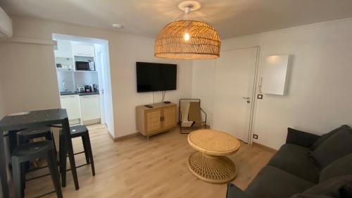 un salon avec un canapé et une table dans l'établissement Appartement 2 pièces (Banane), à Cannes