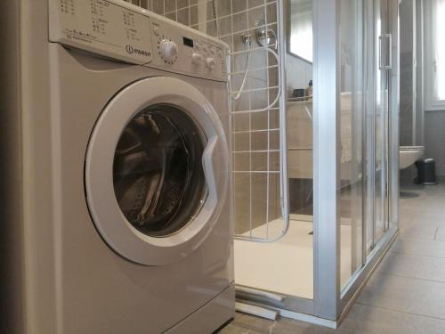 lavadora en una habitación con pared en Casa di Enri, en Como