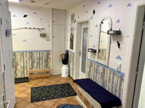 um quarto com um corredor com estrelas azuis na parede em Opa´s Häuschen em Westerholz