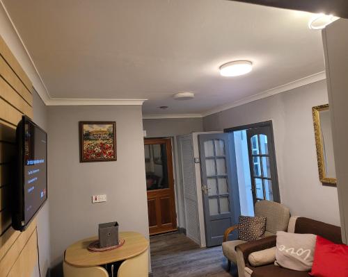 a living room with a couch and a tv at Evergreen 2bedroom-sleeps up to 7,2 bathroom in Hornchurch