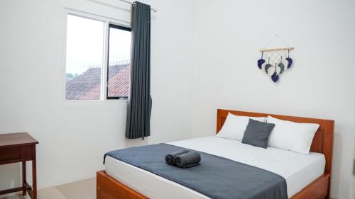 een slaapkamer met een bed met een camera erop bij Wangi Homestay in Banyuwangi