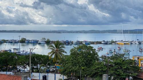 widok na port z łodziami w wodzie w obiekcie Emerald Bay Resort Mirissa w mieście Mirissa