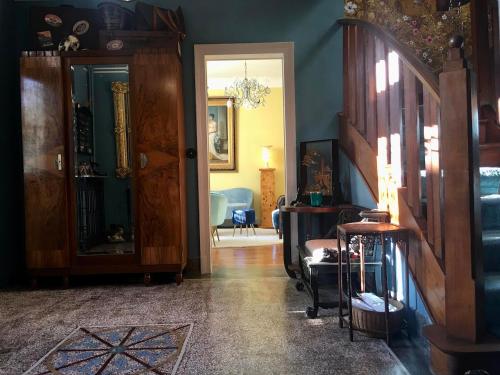 a living room with blue walls and a door at Le 1930, chambres d’hôtes de charme in Cosne-Cours-sur-Loire