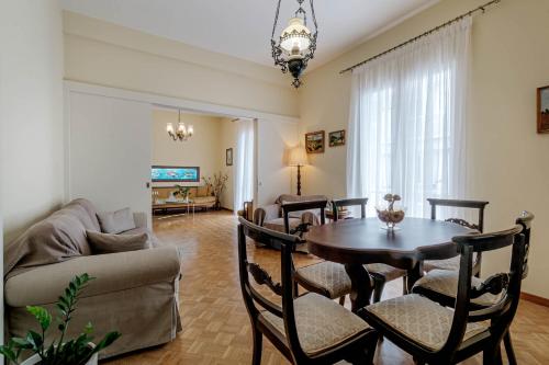 salon ze stołem i kanapą w obiekcie Bella Venezia Residence w Korfu