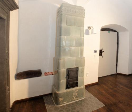 ein Wohnzimmer mit einem Eiskamin in der Wand in der Unterkunft Gavalier Design Rooms in Banská Štiavnica