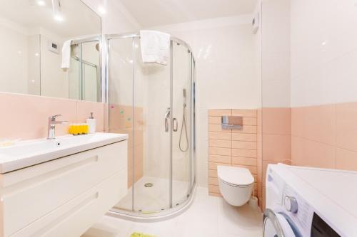 Kylpyhuone majoituspaikassa Baltica Maczka 2-Bedroom Apartment