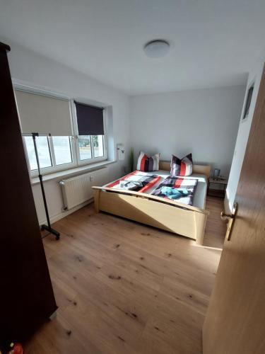 ein Schlafzimmer mit einem Bett in der Mitte eines Zimmers in der Unterkunft Cottbus Çelik in Cottbus