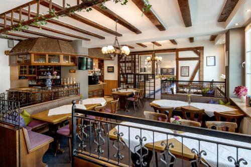 ein Restaurant mit Tischen und Stühlen und eine Bar in der Unterkunft Gasthof zur Krone in Bad König