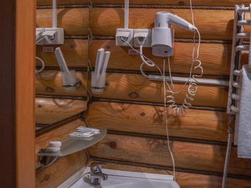 uma casa de banho com um lavatório e algumas luzes em Номер Стандарт 