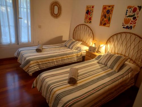 two beds in a room with two beds sidx sidx sidx at Piso Centrico 1.5km Playa con gran terraza +vistas in Málaga