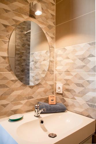 a bathroom with a sink and a mirror at VILLA DREAM LANDES Piscine tempérée-Jacuzzi-5 suites parentales in Moliets-et-Maa