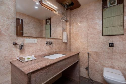 bagno con lavandino e servizi igienici di Rock Castle By DLS Hotels a Shimla