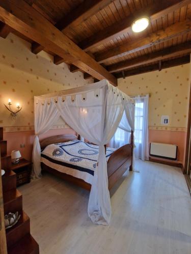 een slaapkamer met een hemelbed bij GITE à BOISSE près d'ISSIGEAC 24560 DORDOGNE in Boisse