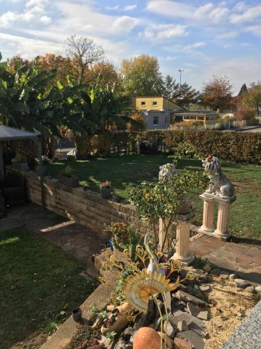 einen Garten mit einer Statue einer Katze auf einem Podest in der Unterkunft Rustikale Wohnung mit Garten in Allensbach