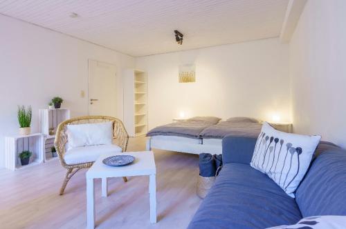 ein Wohnzimmer mit einem Bett und einem Sofa in der Unterkunft SummerBreak 3 Scharbeutz in Scharbeutz