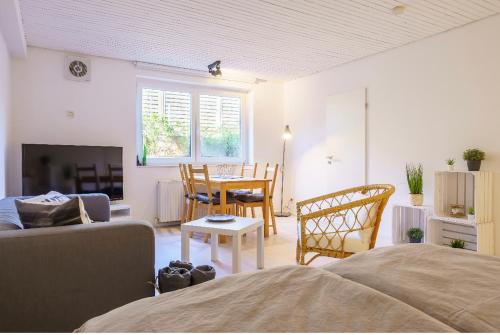 ein Wohnzimmer mit einem Bett, einem Tisch und Stühlen in der Unterkunft SummerBreak 3 Scharbeutz in Scharbeutz