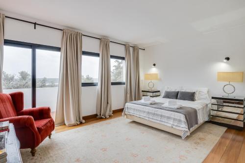 蒙塔爾吉爾的住宿－Made iN2 Creative Guest House，一间卧室配有一张床、一把椅子和窗户。