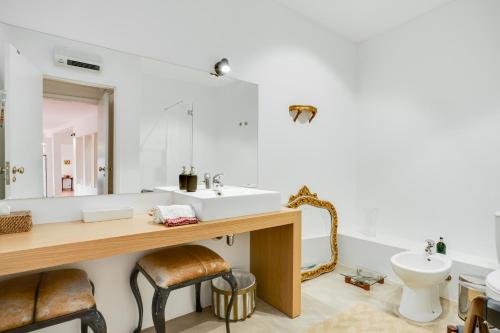 uma casa de banho com um lavatório e um WC em Made iN2 Creative Guest House em Montargil