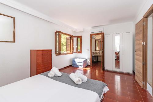 a bedroom with a bed and two towels at Villa Francesca in Port d'Alcudia