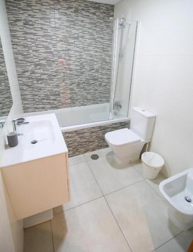 2 Bed apartment with Roof Top Pool, close to Falesia Beach AT10