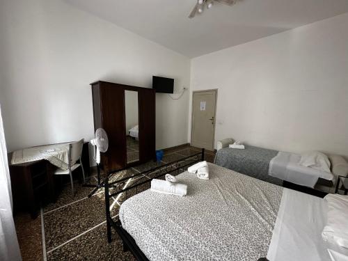 Кровать или кровати в номере Holiday Pisa Gare 2