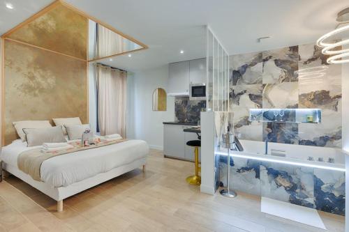 Welcome to Dubai / Jacuzzi