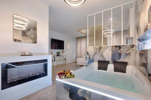 eine große Badewanne im Wohnzimmer mit TV in der Unterkunft Welcome to Dubai / Jacuzzi in Ivry-sur-Seine