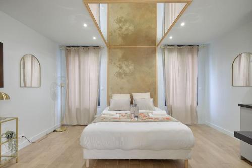 ein Schlafzimmer mit einem großen weißen Bett in einem Zimmer in der Unterkunft Welcome to Dubai / Jacuzzi in Ivry-sur-Seine