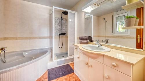 een badkamer met een bad, een wastafel en een douche bij Costacabana - Villa Summertime in Lloret de Mar