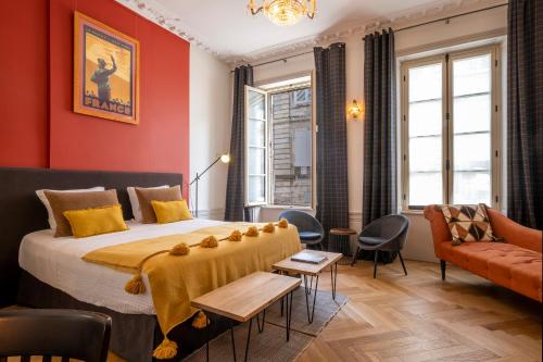 a bedroom with a large bed and a couch at Escale Rochelaise, chambre privé avec acces toute l'année au SPA chauffée et sauna in La Rochelle