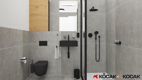 uma casa de banho com um chuveiro, um WC e um espelho. em KOCAK - Exklusives Apartment im Zentrum em Reutlingen