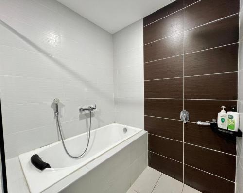 W łazience znajduje się wanna i prysznic. w obiekcie Mins to Johor Bahru Legoland Encorp Marina Puteri Harbour Sea View w mieście Nusajaya