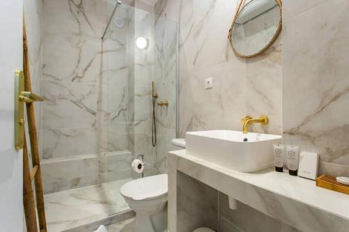 une salle de bain avec toilettes, lavabo et douche dans l'établissement St Germain-Bon Marché - cosy n°1, à Paris