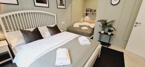 - une chambre avec un grand lit et 2 serviettes dans l'établissement Cankar's Private Place, à Ljubljana