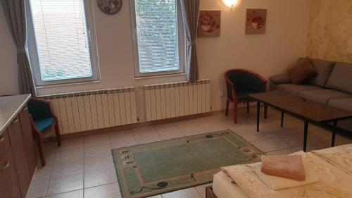 - un salon avec un canapé et une table dans l'établissement Andro Apartments, à Sofia