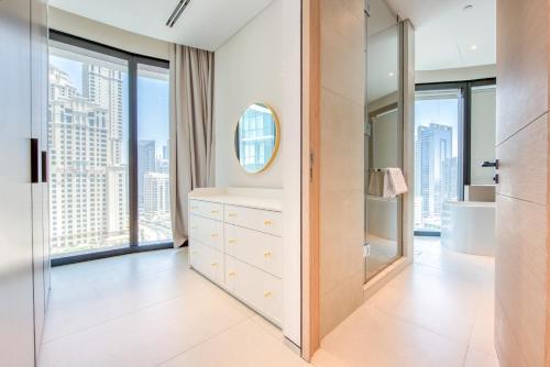 bagno con ampia finestra e tavolo da trucco con specchio di Address JBR with Sea View & Maid Room - Mint Stay a Dubai