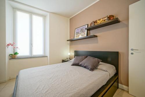 - une chambre avec un lit et 2 fenêtres dans l'établissement Gemini House on Lake Como, à Mandello del Lario