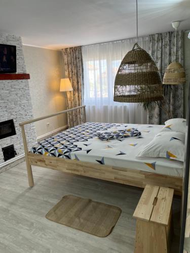 1 dormitorio con 1 cama grande con marco de madera en Ca acasă Corbu en Corbu