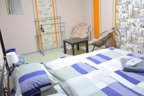 um quarto com uma cama e uma cadeira em Uneed Rooms Petropavlivska em Kiev