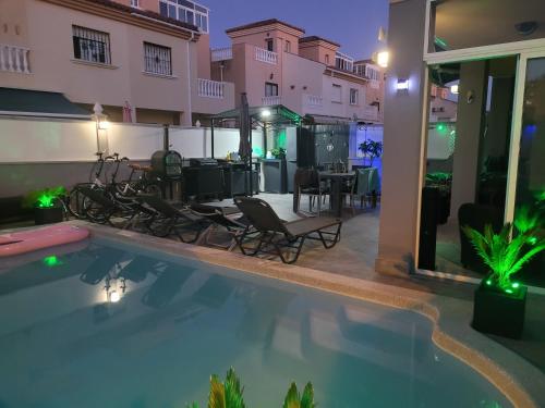 a view of a swimming pool in a hotel at night at Casa Steven in Torrevieja
