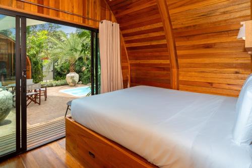 1 dormitorio con cama y ventana grande en Tropical Chalet 2BR Villa Pasak Paradise 1 with Private Pool, Laguna 10 min drive, en Ban Pak Lak