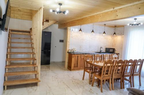 una cucina e una sala da pranzo con tavolo e sedie di Ankamy Sweet Home a Vorokhta