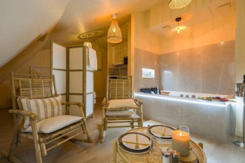 une chambre avec des chaises et une table ainsi qu'une cuisine dans l'établissement Welcome to Coachella / Jacuzzi, à Ivry-sur-Seine