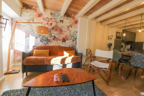 une chambre avec un lit et une table dans une pièce dans l'établissement Le Fleuri Pretty triplex in the old town, à Annecy