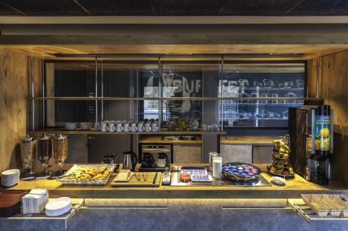 - une cuisine avec un comptoir avec de la nourriture dans l'établissement ibis budget Bordeaux Centre Bastide, à Bordeaux