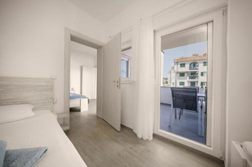 sypialnia z łóżkiem i widokiem na balkon w obiekcie Apartment Stefanio w mieście Vodice